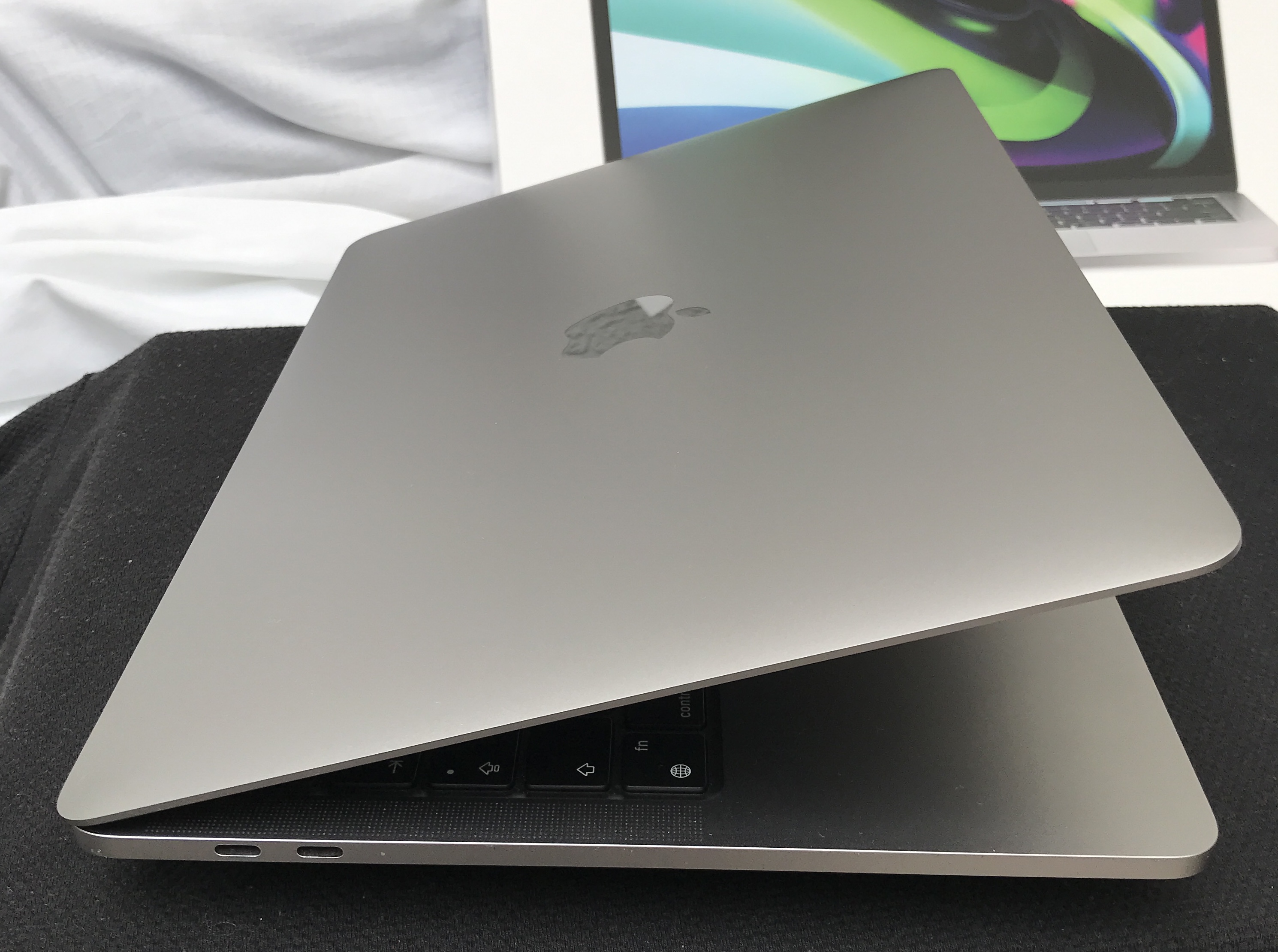 05. Macbook Pro M1 - Side L.jpg