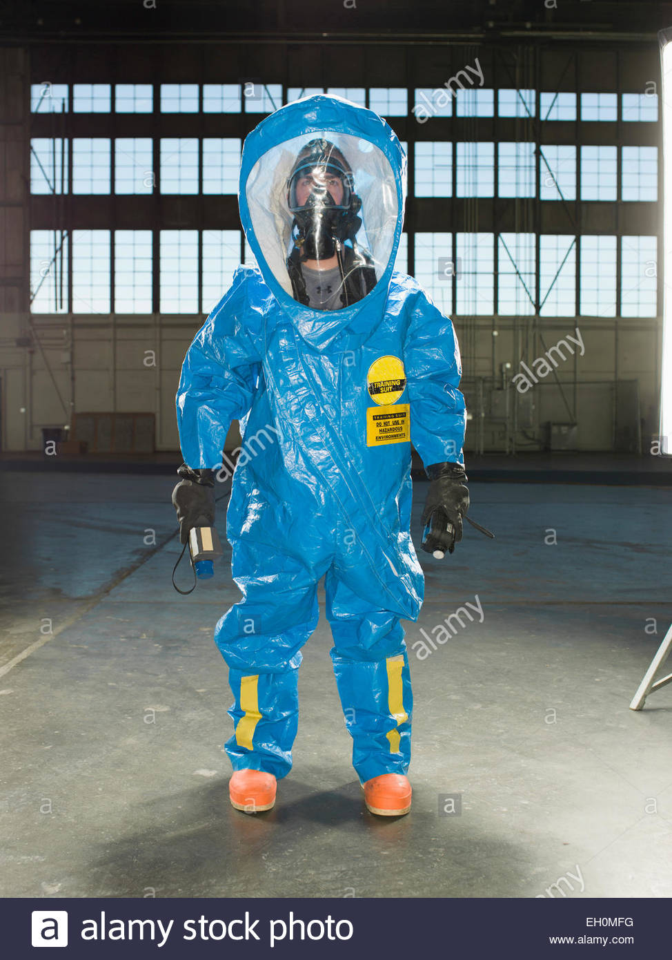 un-guardia-nacional-viste-un-traje-de-radiacion-nuclear-durante-el-entrenamiento-en-una-base-a...jpg
